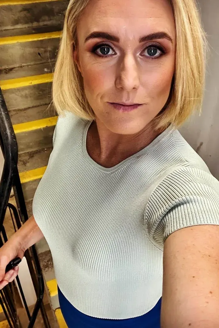 Sallypearson - विरोधाभासी आकर्षण AI किरदार