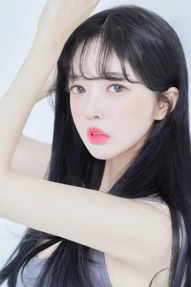 奈绪·艾瑞丝 - 成年视觉艺术家, 极简肖像 AI 角色