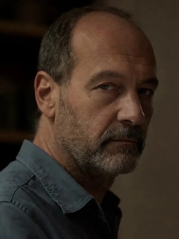 Bryan Cranston - Kontrastreich KI-Charakter