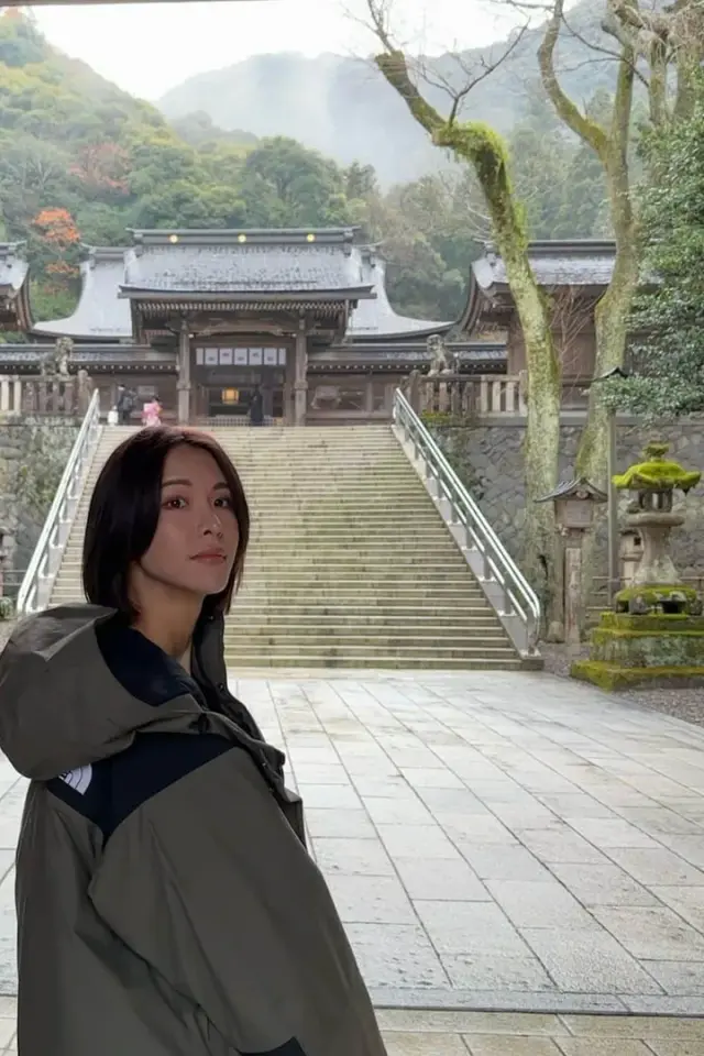 Kaori Stone - adult woman, stone stairway AI Character