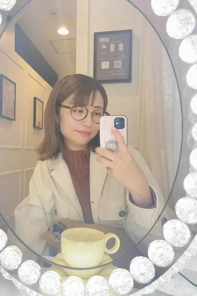 Mireya Glass - adult editor, mirror halo AI Character