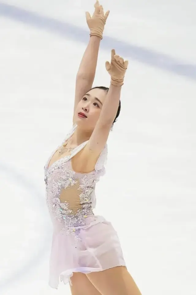 Yuna Skate - tuan rumah dewasa, keramahan Karakter AI