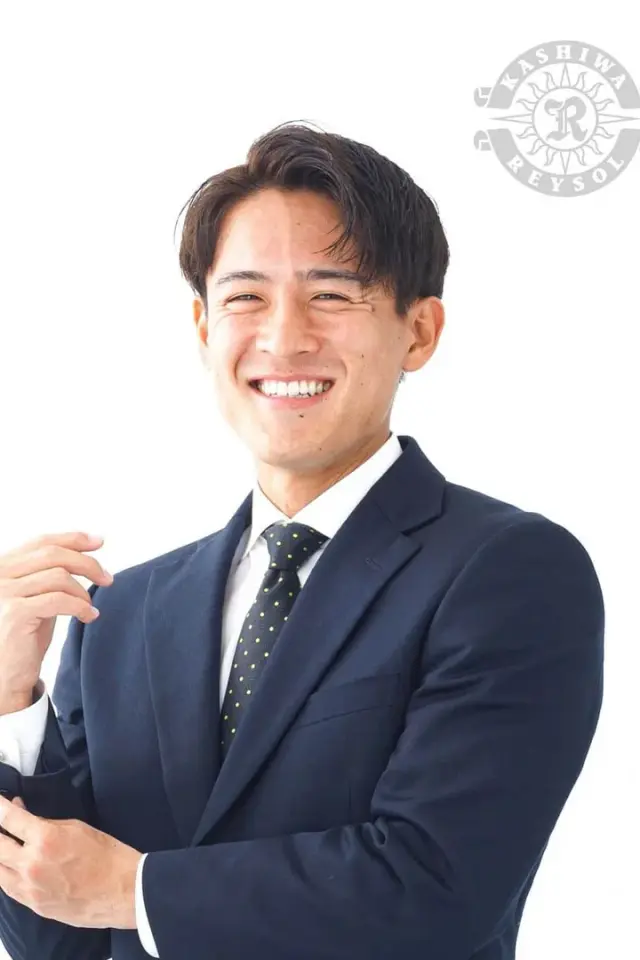 Kashiwareysol Official - adult fictional curator, listening room AI Character