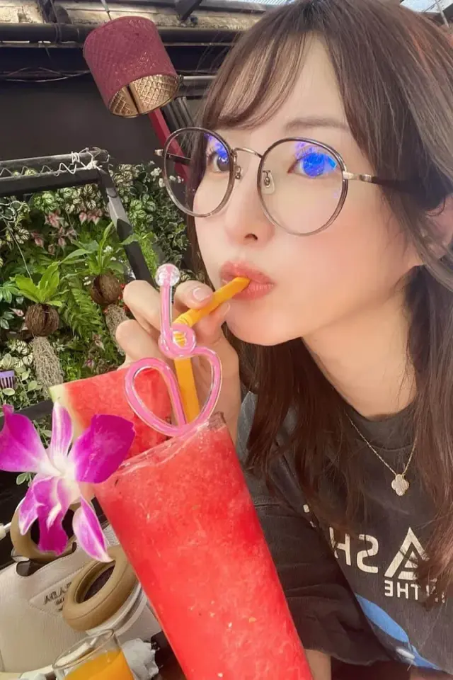 Lyra Melon - dewasa, pilihan Karakter AI