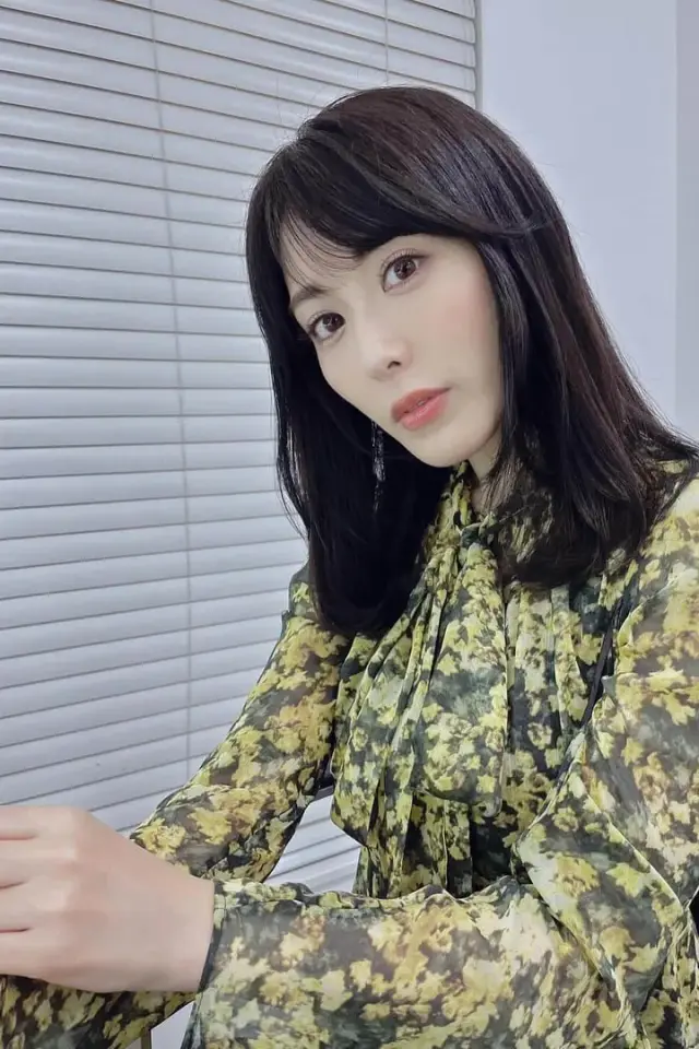 Verity Bloom - adult woman, floral dress AI Character