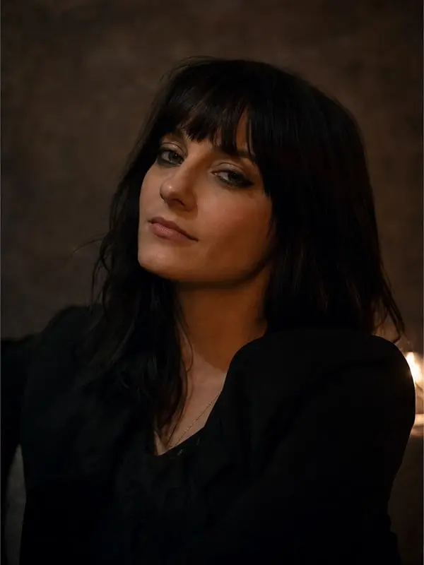 Dakota Johnson - personaje IA de contraste