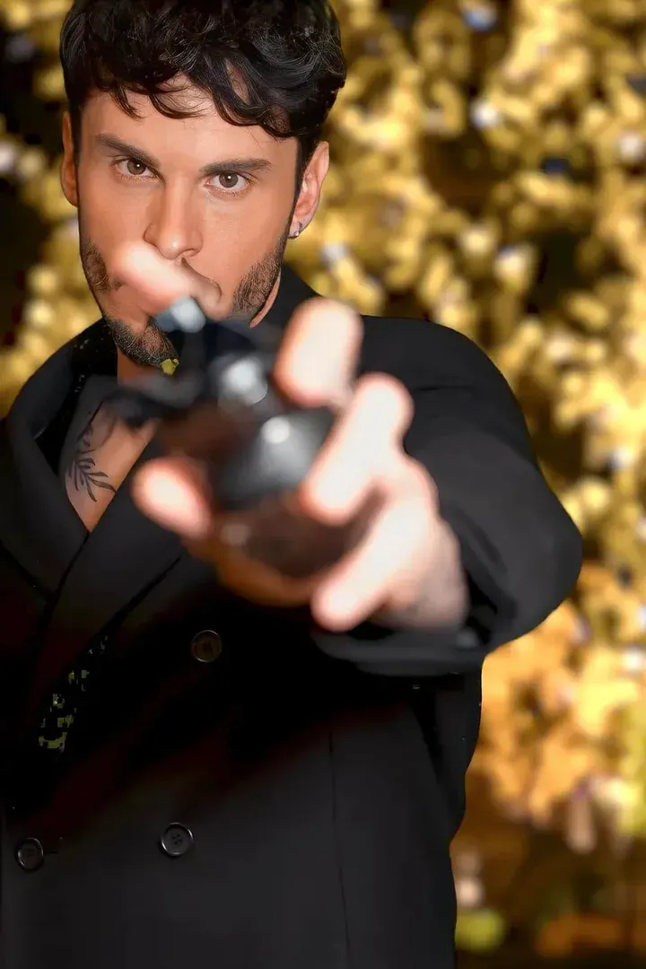 Baptiste Giabiconi - विरोधाभासी आकर्षण AI किरदार