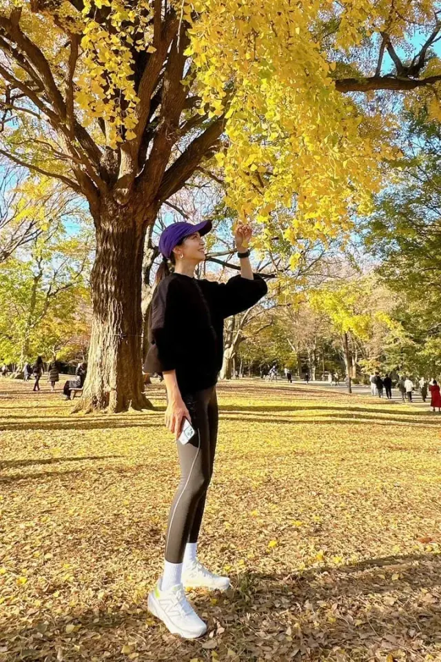 Mika Ginkgo - ginkgo tree, autumn photo walk AI Character